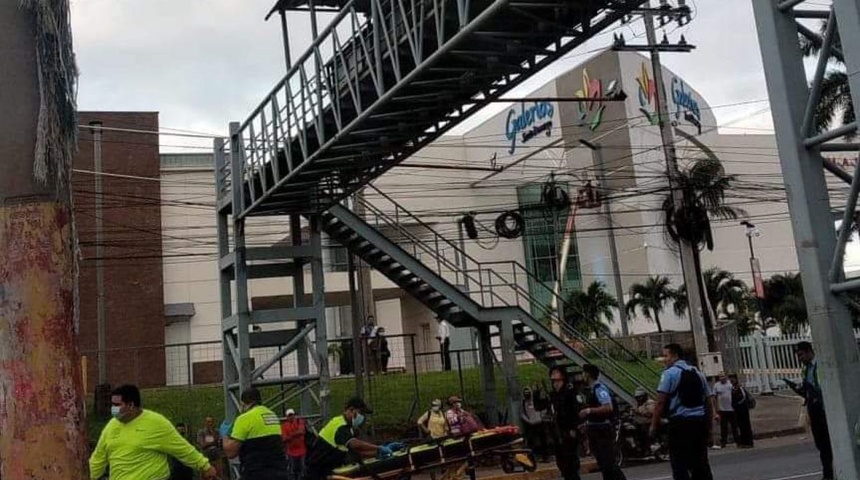 Joven de 27 años se lanza de puente peatonal en Managua