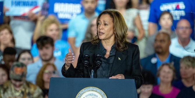 kamala harris habla durante campana presidencial