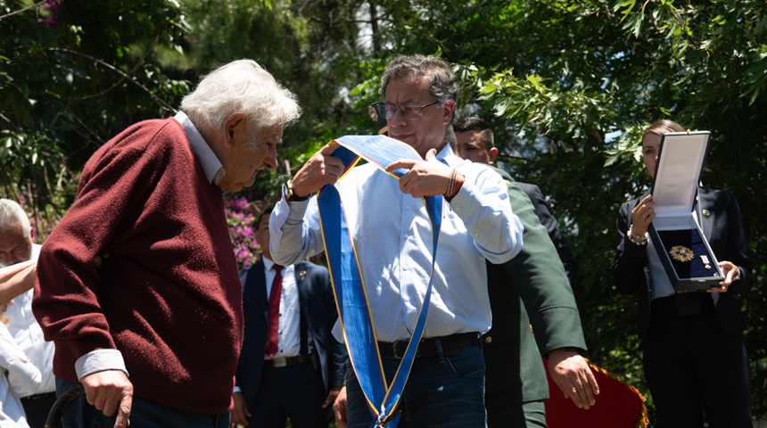 Gustavo Petro condecora a José Mujica con la Cruz de Boyacá