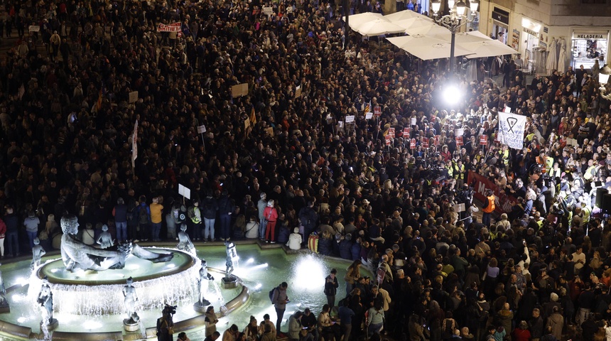 Miles de personas piden en Valencia la dimisión del líder regional por gestión de temporal