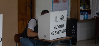 daniel noboa ejerciendo voto elecciones