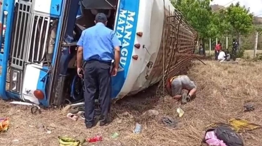 Bus se vuelca en carretera Sébaco-Matagalpa, deja 30 lesionados