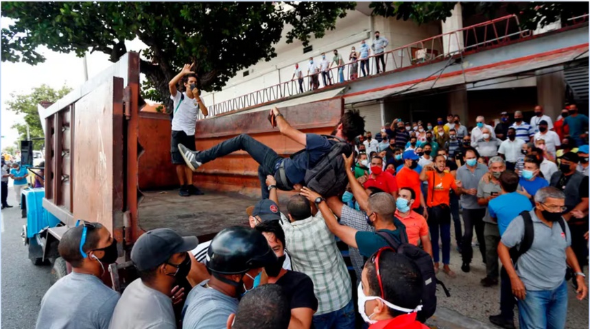 Ante 20 horas de cortes de energía y escasez de alimentos los cubanos salen a protestar