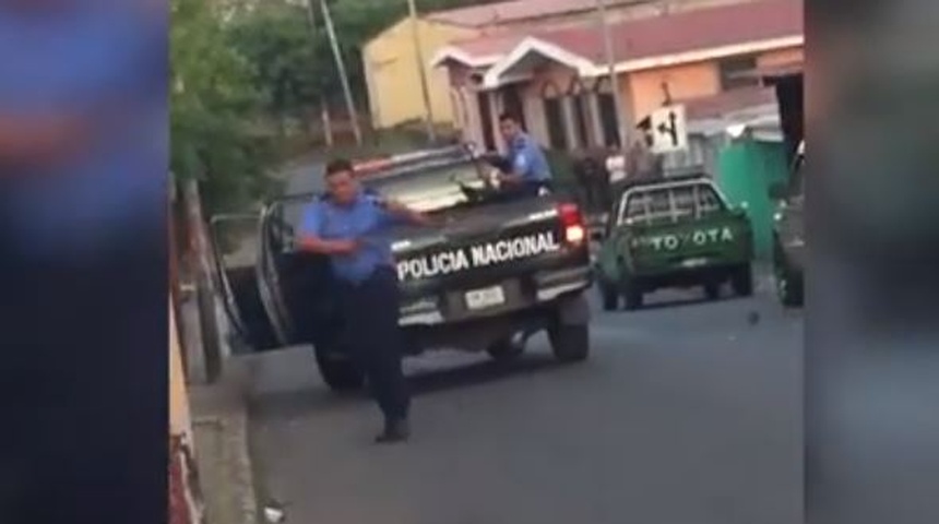 Policía sandinista detiene a adolescentes de un colegio y amenaza con arma a sus compañeros