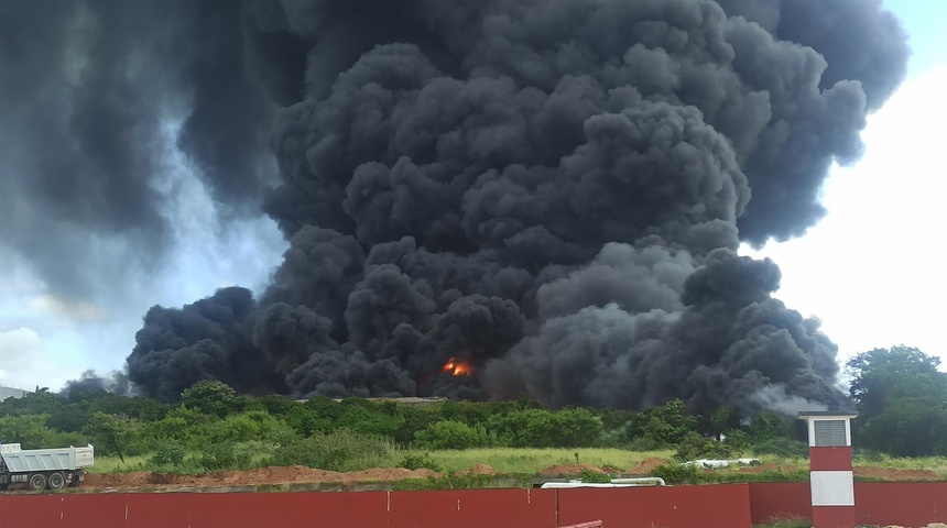 Cuba se mantiene en lucha contra grave incendio industrial desatado