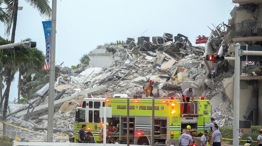 Hay 51 desaparecidos tras el derrumbe de un edificio en Miami Beach, según un canal de TV