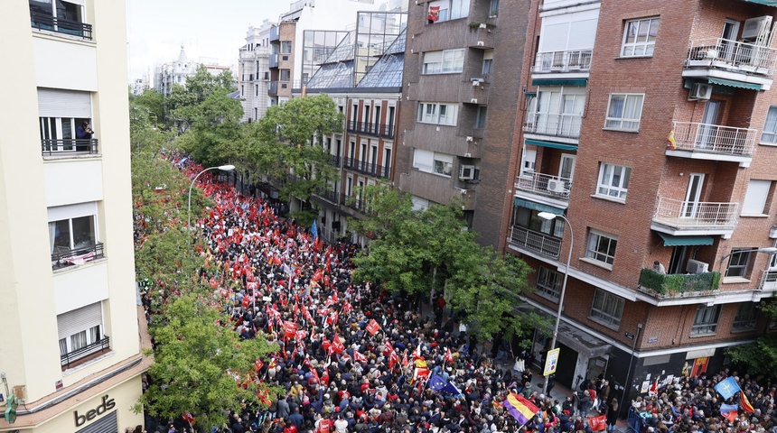 Militantes y dirigentes socialistas cierran filas en torno a Sánchez: "Pedro, quédate"