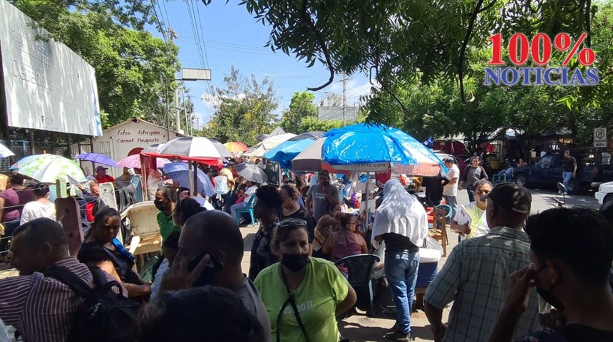 Oportunismo, estrés y discusiones en filas extensas en Migración y Extranjería en Managua