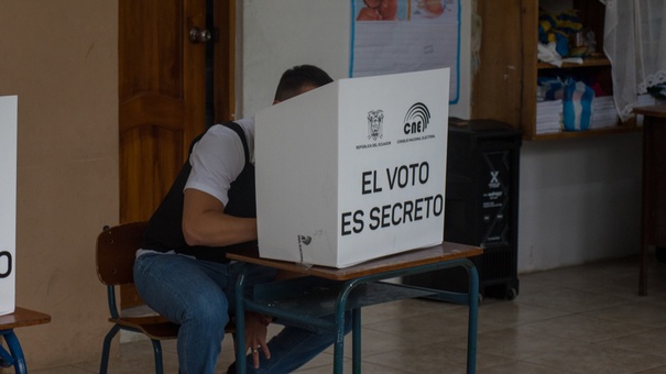 daniel noboa ejerciendo voto elecciones