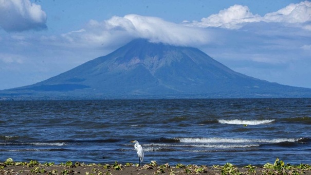 aguas del lago cocibolca frente a la Isla de Ometepe