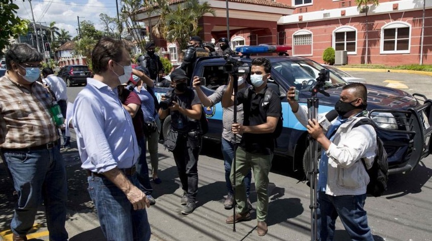 Informe destaca visita de policías a casa de periodistas en Nicaragua, 263 se exiliaron desde 2018