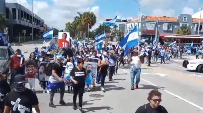 Diáspora y exiliados nicaragüenses en Miami realizan “Marcha de las Cruces”