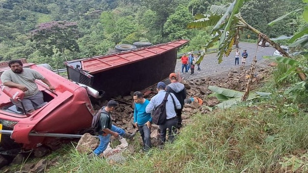 camion rojo volcado carretera matagalpa nicaragua