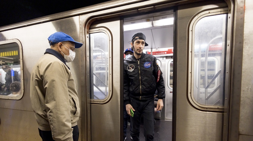 Nueva York levanta el mandato de llevar mascarillas en los medios de transporte