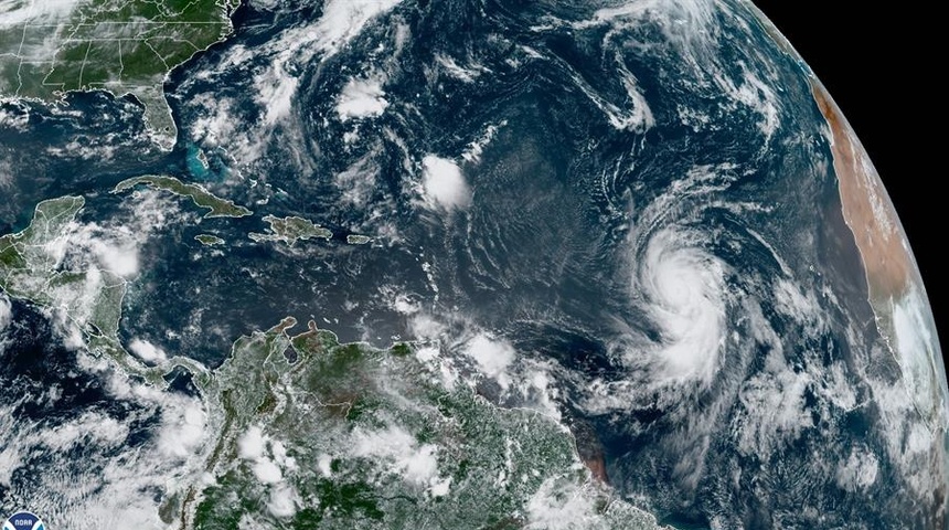 Aumenta la potencia de Larry y amenaza con corrientes de resaca a las costas de EEUU