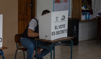 daniel noboa ejerciendo voto elecciones