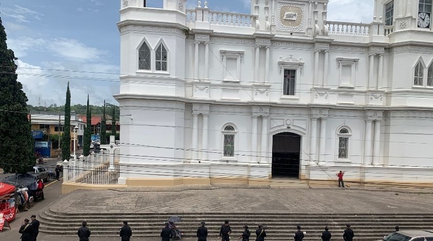 Denuncian que policía asalta y secuestra a personal administrativo de la catedral de Matagalpa, Nicaragua