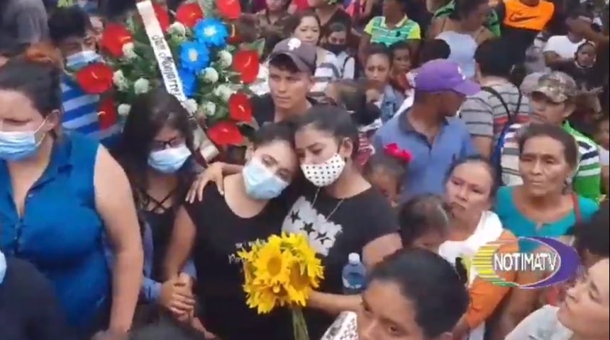 Sepultan a joven embarazada violada y asesinada, la multitud gritó justicia para Elisa Rivera!