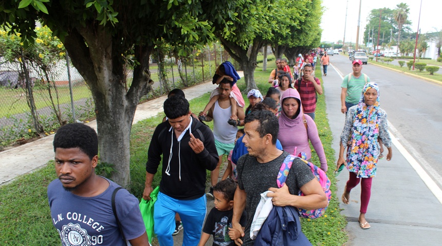 México disuelve caravana de migrantes en el sur pero ofrece regularizarlos