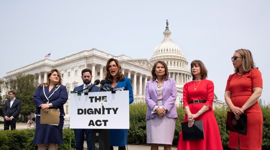 Legisladoras en EEUU presentan un proyecto bipartidista de reforma migratoria para dreamers y beneficiados con TPS