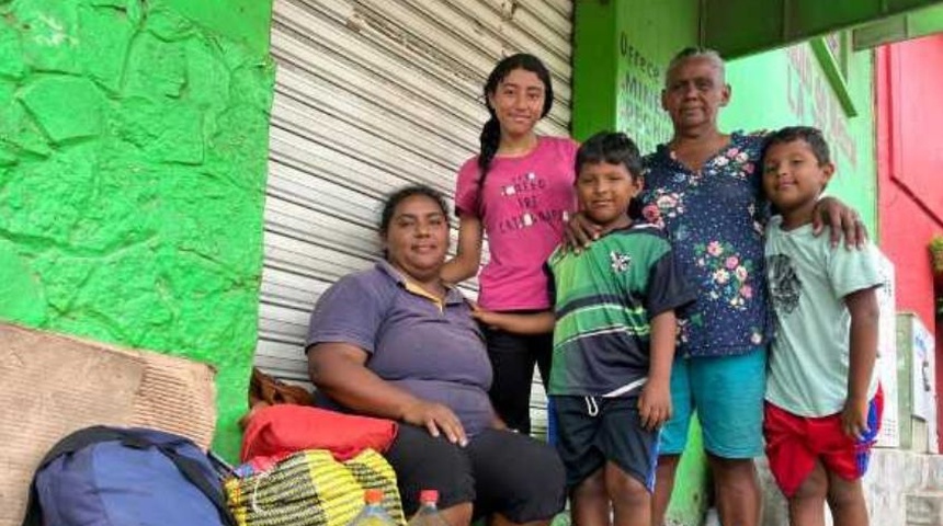 Abuelita nicaragüense emigra con sus tres nietos menores, espera ahorrar para comprar su casa