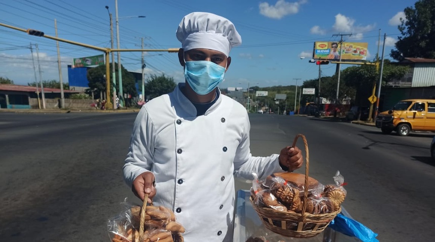 Ismael Cortez vende "el pan de cada día", su sueño es una panadería