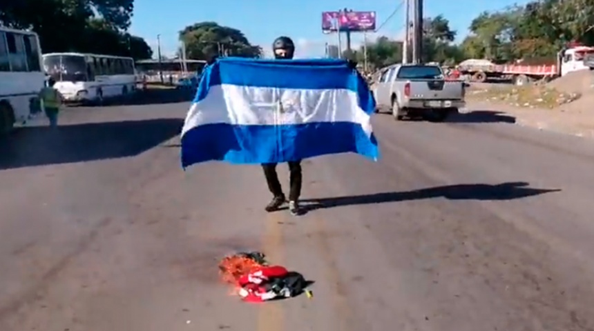 Detienen a estudiante ex atrincherado de la UNAN por realizar protesta en avenida universitaria