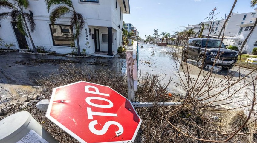 Suben a 16 los muertos por los tornados y el huracán Milton en Florida