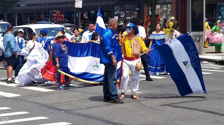 Diáspora nicaragüense denuncia situación de iglesia católica de Nicaragua en desfile de Brooklyn