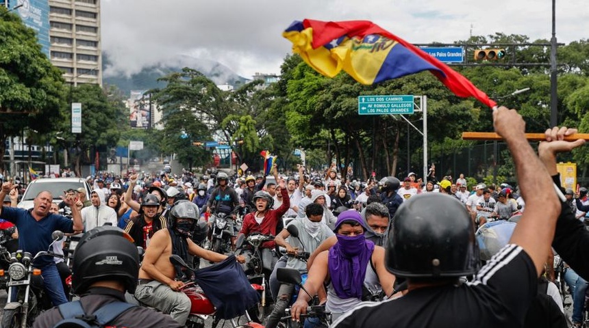 Población protesta en Venezuela en contra del fraude electoral, derriban estatua de Hugo Chávez