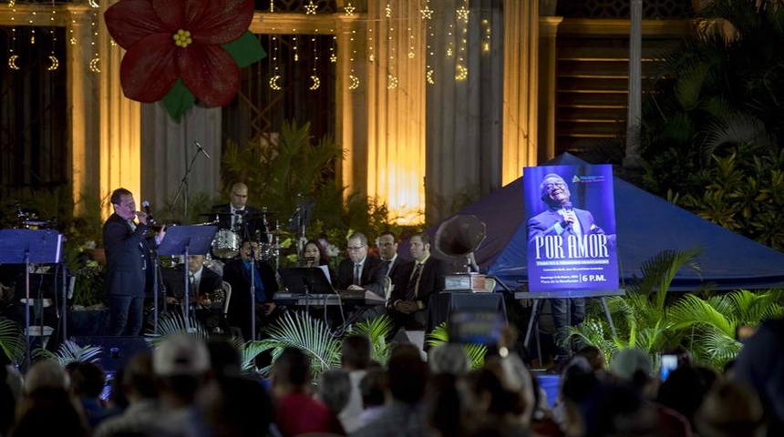 Rinden homenaje a Armando Manzanero, la mayoría de asistentes sin mascarilla