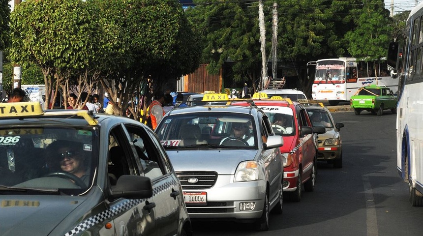 Policía neutraliza intento de protesta de taxistas por alza de combustibles, advierten que quitarán placas