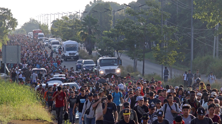 Miles de migrantes salen en caravana desde México coincidiendo con elecciones de EEUU