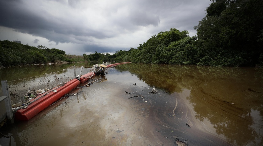 La rotura de una tubería inunda de combustible la desembocadura de un río en la Bahía de Panamá