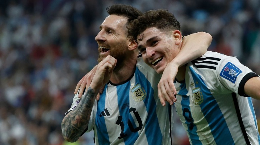 Messi y Álvarez acaparan los titulares en la prensa argentina tras el pase a la final