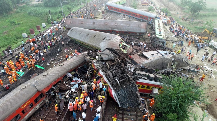 Sube a 261 el número de muertos en el peor accidente de trenes en dos décadas en la India