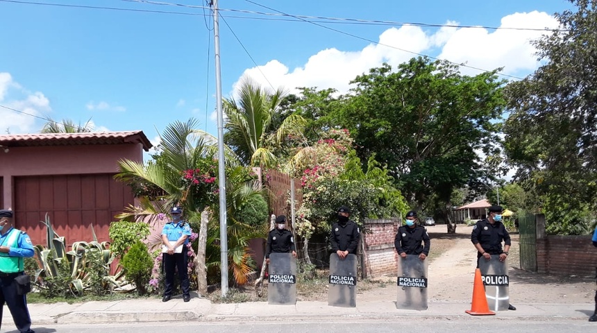 Policía sandinista impide trabajar a familia Bayres Moncada en Somoto