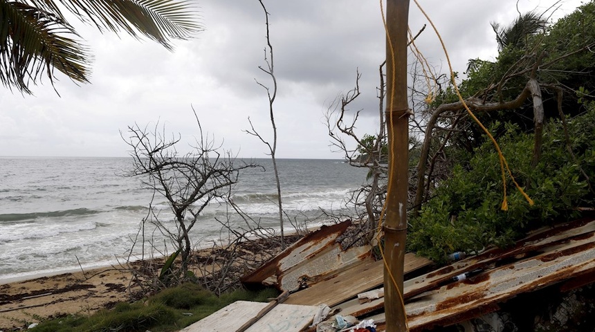 Huracán Larry mantiene la fuerza en su avance por el Atlántico