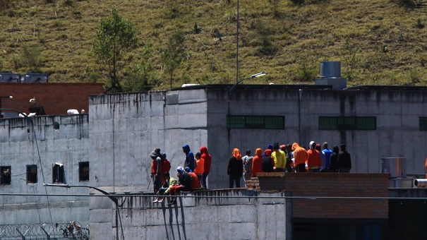 presos toman carcel turi ecuador