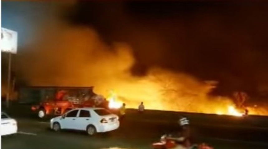 Incendio frente a predio baldíos de carretera a Masaya