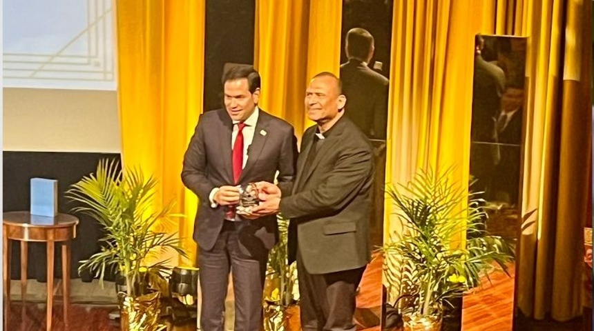 Padre Benito Martínez critica "silencio cómplice" de obispos en Nicaragua al recibir premio de Monseñor Álvarez