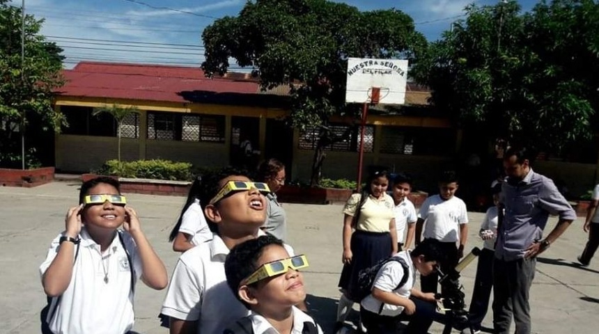 Estos son los peligros de ver el eclipse solar anular sin la debida protección para los ojos