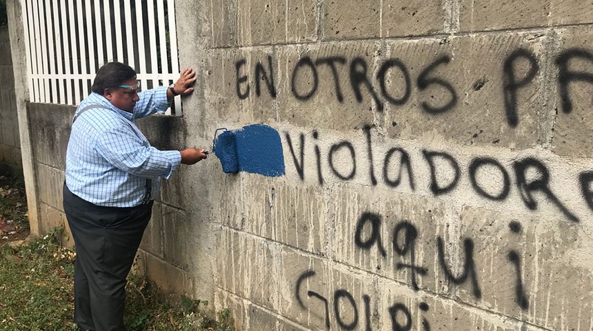 Jaime Arellano pinta de azul y blanco ofensas que dejaron orteguistas en muros de Catedral de Managua