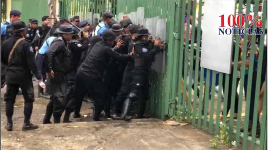 Policía sandinista intenta ingresar a la UCA por protesta de universitarios