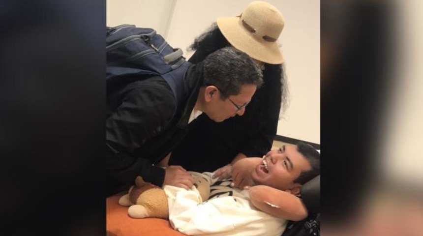 Periodista y desterrado político Miguel Mora se reencuentra con su esposa e hijo en EEUU