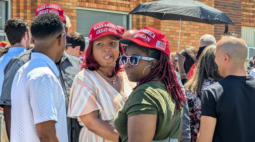 Trump pesca votos en una iglesia negra en Detroit con muchos feligreses blancos