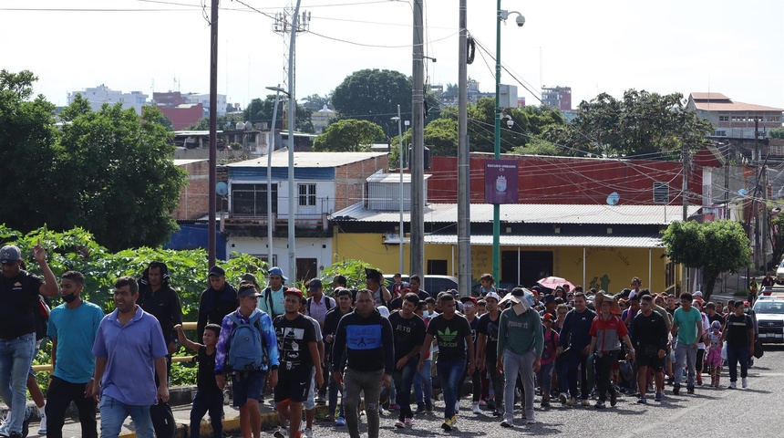 Guatemala detiene a 350 migrantes irregulares para expulsarlos hacia Honduras