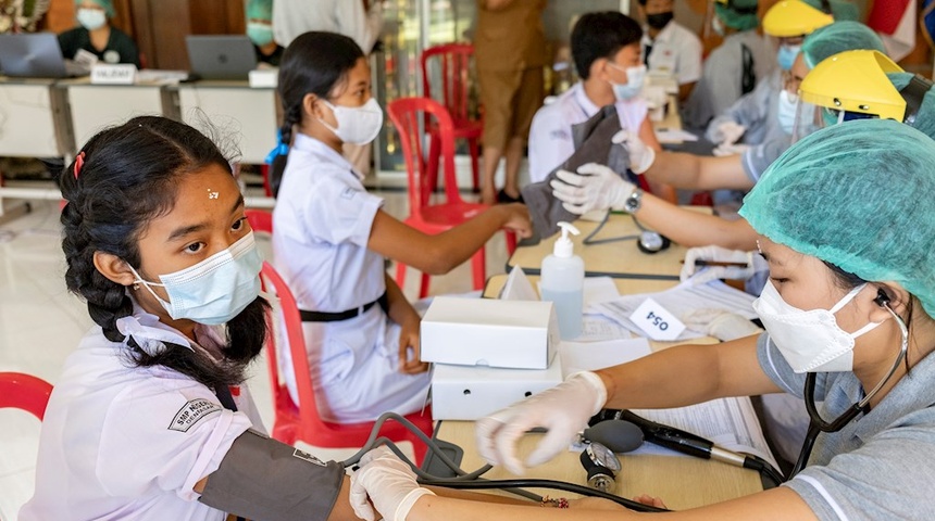 Hospitales indonesios se quedan sin oxígeno en la peor ola de la pandemia