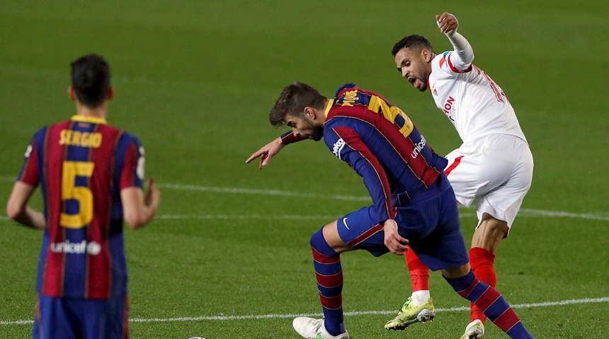 Piqué sufre solo un esguince en la rodilla derecha