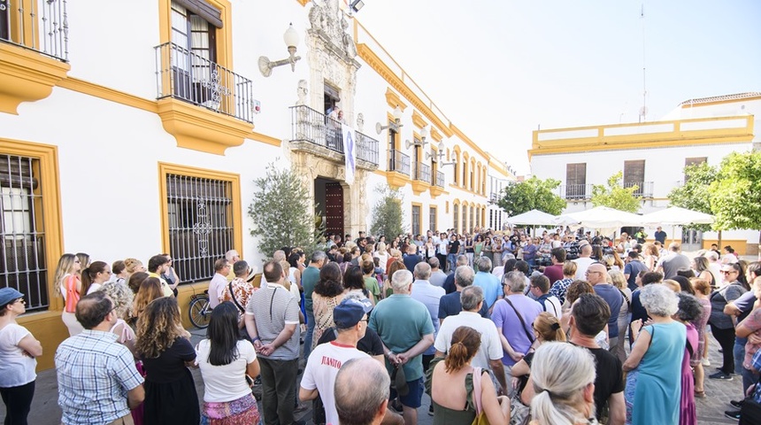 Unas 250 personas recuerdan con velas y flores a la nicaragüense asesinada en Utrera, España